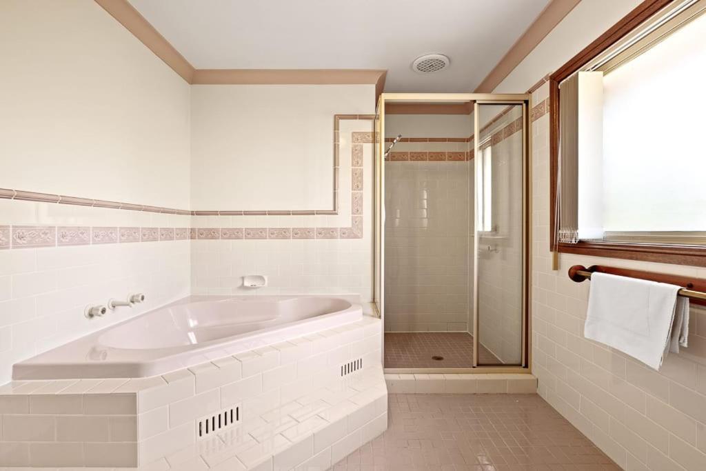 Tranquil Queen Room - Nearby Transport And Stores - Shared Bathroom Pymble Zewnętrze zdjęcie